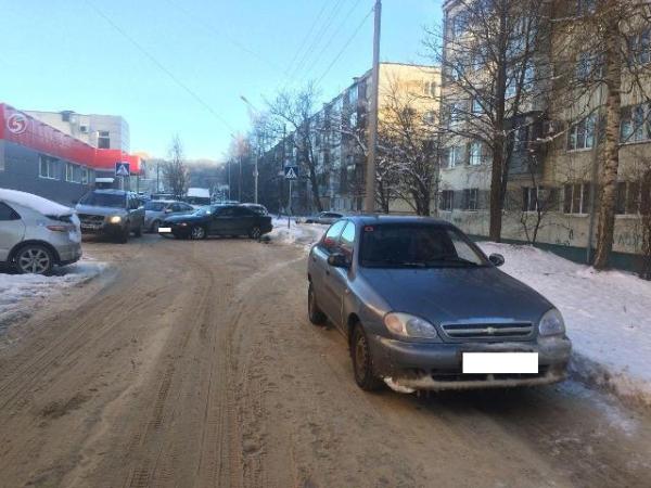 В Ставрополе в аварии с двумя легковушками пострадала девушка